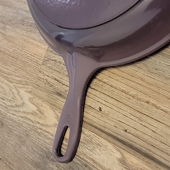 Le Creuset Cassis Cast Iron Round Evolution Skillet Grill - Picture 4 of 15